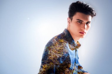 Ciddi melankolik adam düşen yaprakları hakkında düşünme