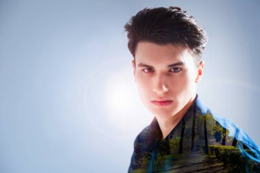 Bir orman hayal yaratıcı genç adam