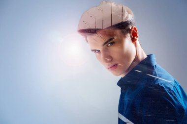 Sana bakarken ciddi genç adam