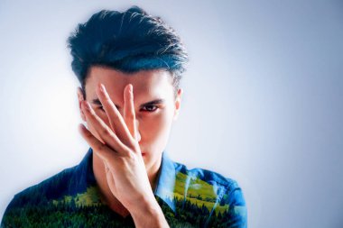 Elini onun önünde tutan ciddi iyi adam