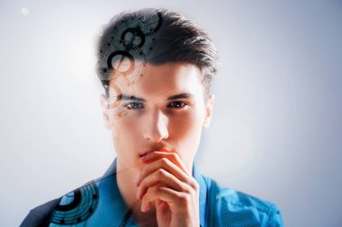 Dudaklarına dokunmadan düşünceli genç adam