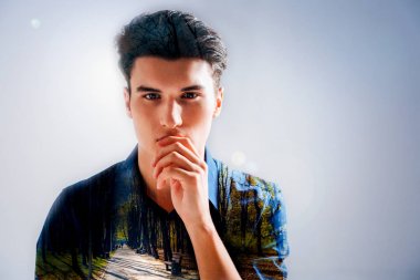 Düşünceli genç adam park hakkında düşünme