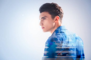 Güzel genç adam hakkındaki düşüncelerini odaklanarak