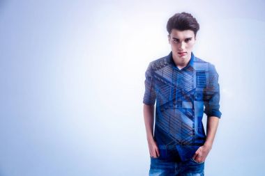 Ellerini cebine koyarak güzel genç adam