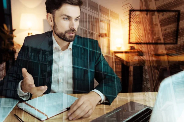 Hombre de negocios guapo haciendo su punto en la conferencia en línea — Foto de Stock