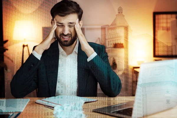 Genç işadamı tapınaklar meşgul iş günü sonra Masaj