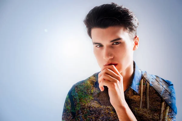 Hoş melankolik adam sonbahar hakkında düşünme