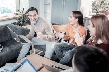 Oturma ve iş arkadaşları ile eğlenmek neşeli memnun adam.