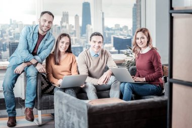 Düz seyir ve dizüstü bilgisayarlar ile çalışan emin akıllı işçiler.