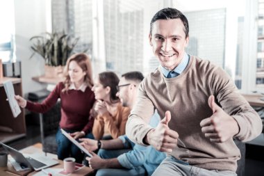 Gesticulating ve gülümseyen memnun neşeli adam.