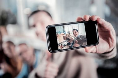 Neşeli keyifli şirket poz ve fotoğraf yapma.