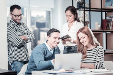 Çalışma ve dizüstü bilgisayar kullanarak sakin işgal şirket.