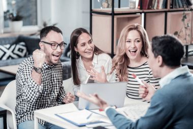 Neşeli hayret arkadaşları eğlenmek ve iletişim.