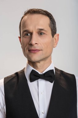 Ciddi hoş adam hiçbir yerde bakıyordu