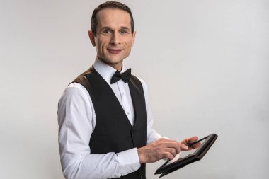 Pozitif neşeli adam tablet kullanma