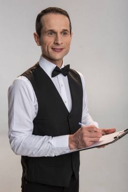 Çekici bir adam sipariş belirterek musing