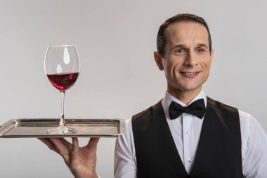 Hoş iyimser erkek garson sipariş hizmet