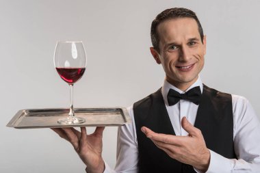 Neşeli erkek garson servis şarap çekici