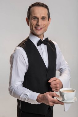 İşini yapmak mutlu erkek garson