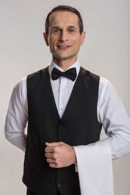Düz kalan yakışıklı erkek garson