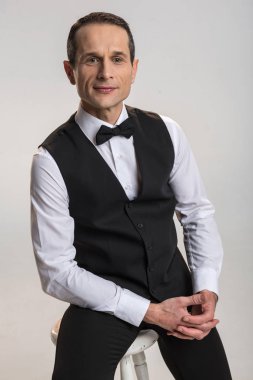 Kostüm giyen dalgın çekici adam