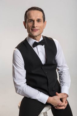 Kostüm oturan sevimli sevimli adam