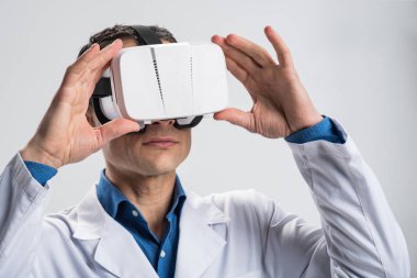 VR gözlük uygun yetenekli erkek doktor