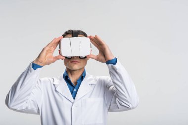 Sanal dünyada ortaya çıkan yakışıklı erkek doktor