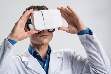 Sanal gerçeklik eğitim erkek doktor konsantre