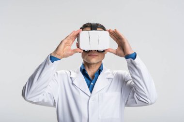 Tomurcuklanma erkek doktor VR Gözlükte çalışma