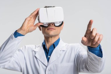 Hastalar grafik Vr bardaklarda okuyan iddialı erkek doktor