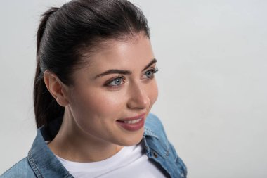 Dikkatle dinliyor yaratıcı düşünceli kadın