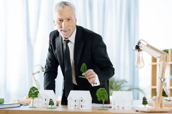 Positieve werknemer te wachten voor de bezoekers in een makelaar — Stockfoto