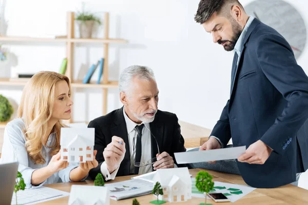 Professionelle Makler haben ein wichtiges Meeting und wirken konzentriert — Stockfoto