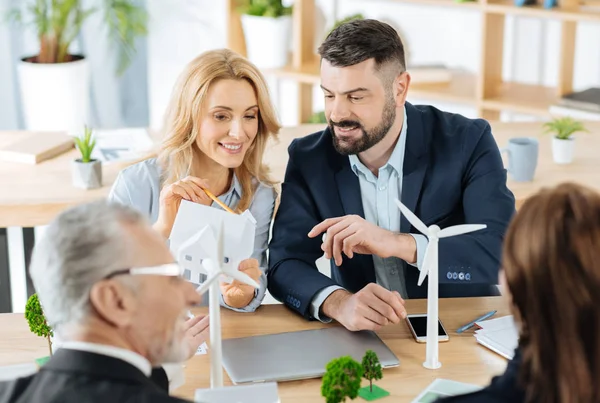 Intresserade kolleger diskuterar väderkvarn turbiner — Stockfoto