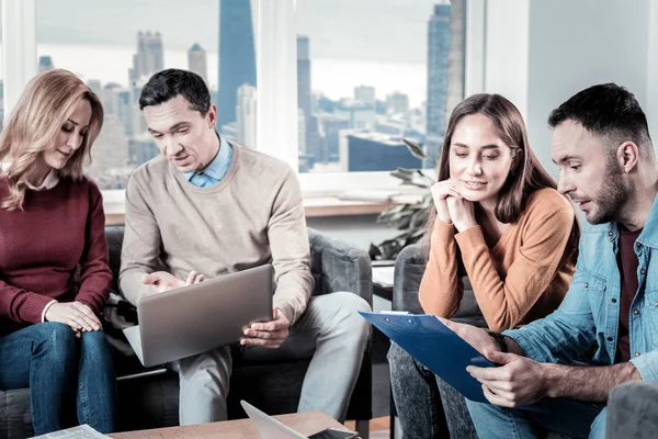 Gente ocupada inteligente sentada y trabajando . — Foto de Stock