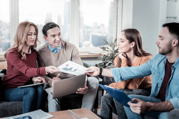 Responsables empleados agradables sentados y discutiendo el problema . — Foto de Stock