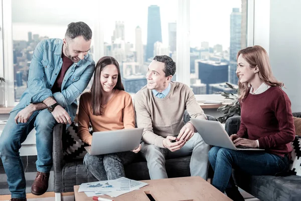 Colegas confiados con estilo de comunicación y el uso de computadoras portátiles . — Foto de Stock