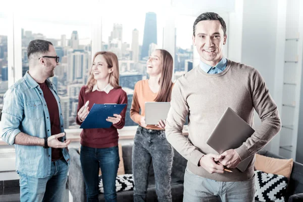 Trevlig eleganta mannen står och tittar rakt. — Stockfoto