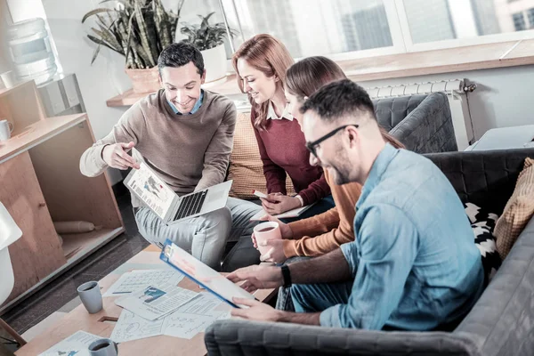 Joyful nöjda arbetstagare använder den bärbara datorn och koncentrerade sig på det. — Stockfoto