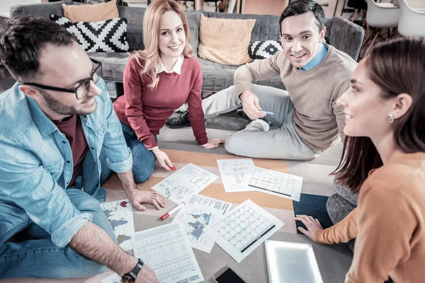 Colegas alegres satisfechos comunicando y hablando de documentos . — Foto de Stock