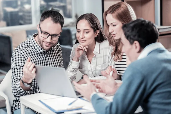 Lavoratori occupati intelligenti che usano il computer portatile e guardano lo schermo . — Foto Stock