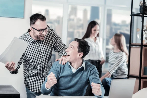 Amigável surpreendido colegas se alegrando e se divertindo . — Fotografia de Stock