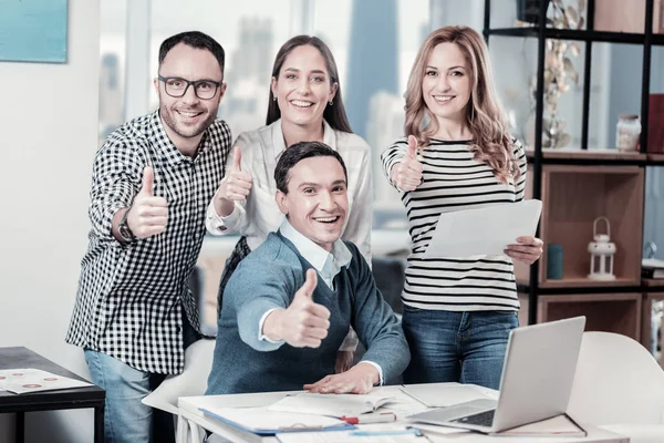 Compañía sonriente satisfecha divirtiéndose ad gesticulating . — Foto de Stock