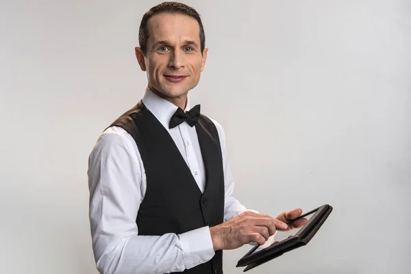 Positive fröhliche Mann mit Tablette — Stockfoto