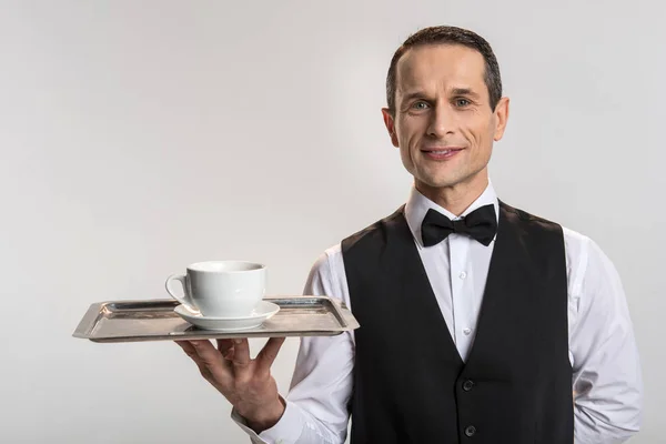 Θετική αρσενική σερβιτόρος σερβίρισμα καφέ — Φωτογραφία Αρχείου