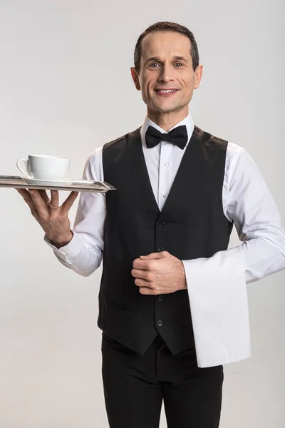 Underbara manliga servitör som serverar te — Stockfoto