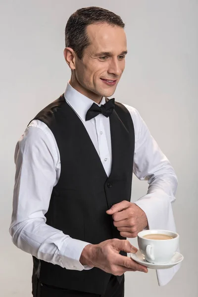 Reizvoller männlicher Kellner schlägt Kaffee vor — Stockfoto