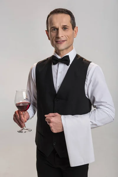 Abile cameriere maschile che serve un bicchiere di vino — Foto Stock