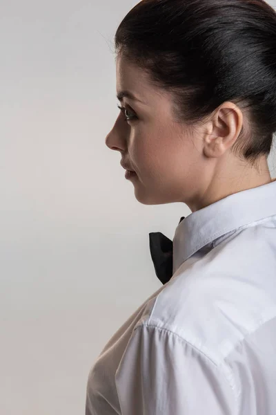 Bruna affascinante donna in posa di profilo — Foto Stock